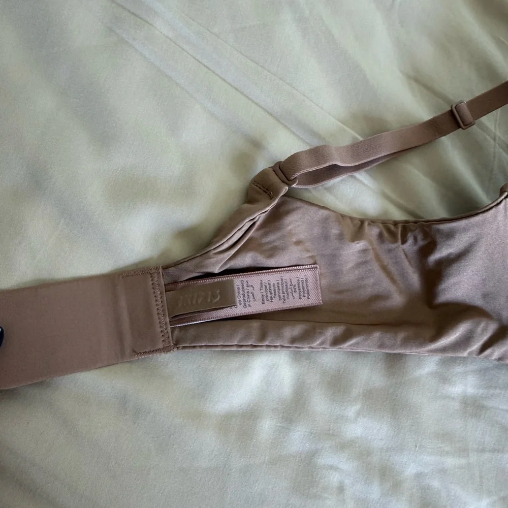 Skims Push-Up Plunge Bra - Picture 4 of 8